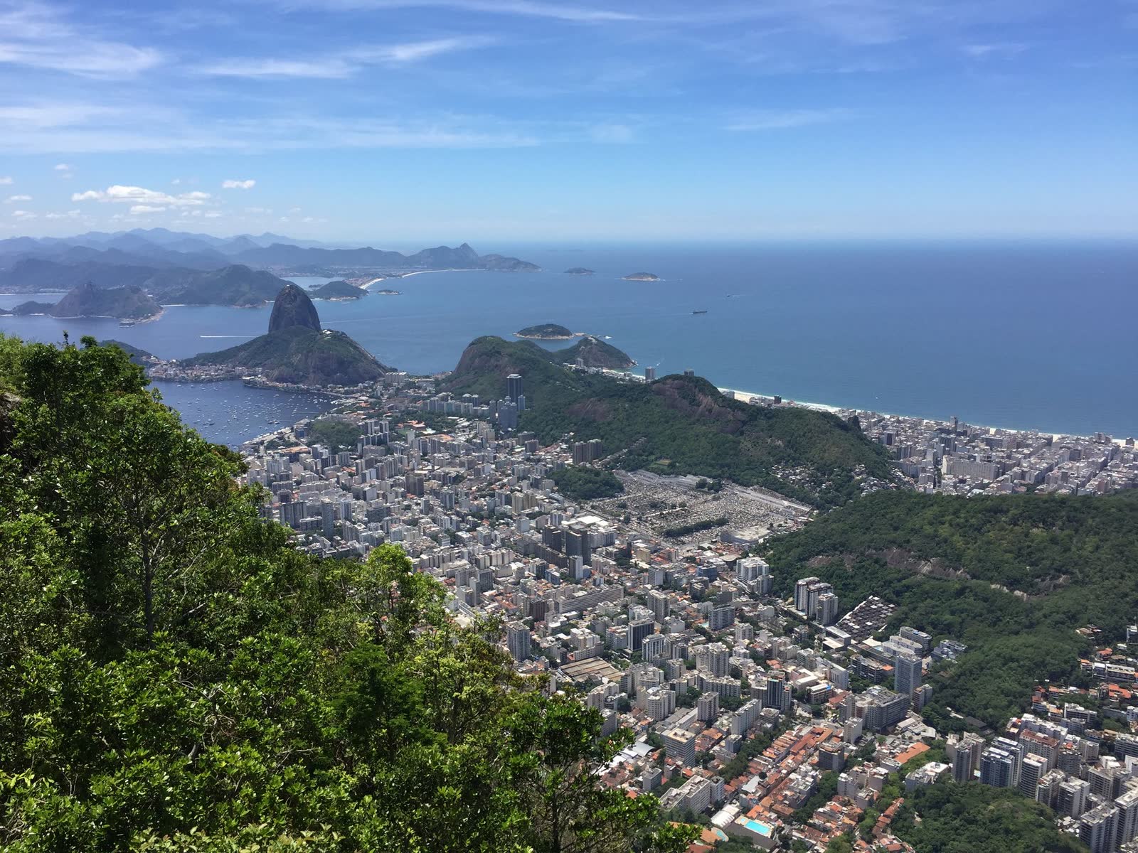 Vista do alto do Rio de Janeiro, com o Pão de Açúcar e a baía de Guanabara