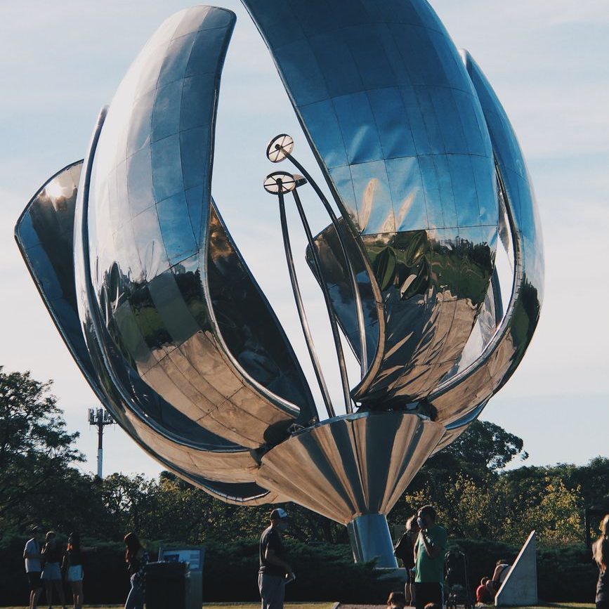 Escultura Floralis Genérica, uma grande flor de aço polido com as pétalas abertas, num parque