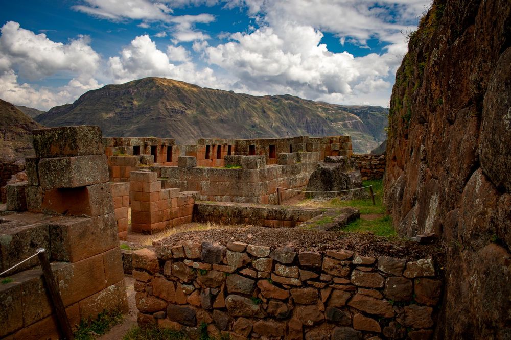 Ruínas incas de Pisac, com muros de pedra e montanhas do Vale Sagrado ao fundo