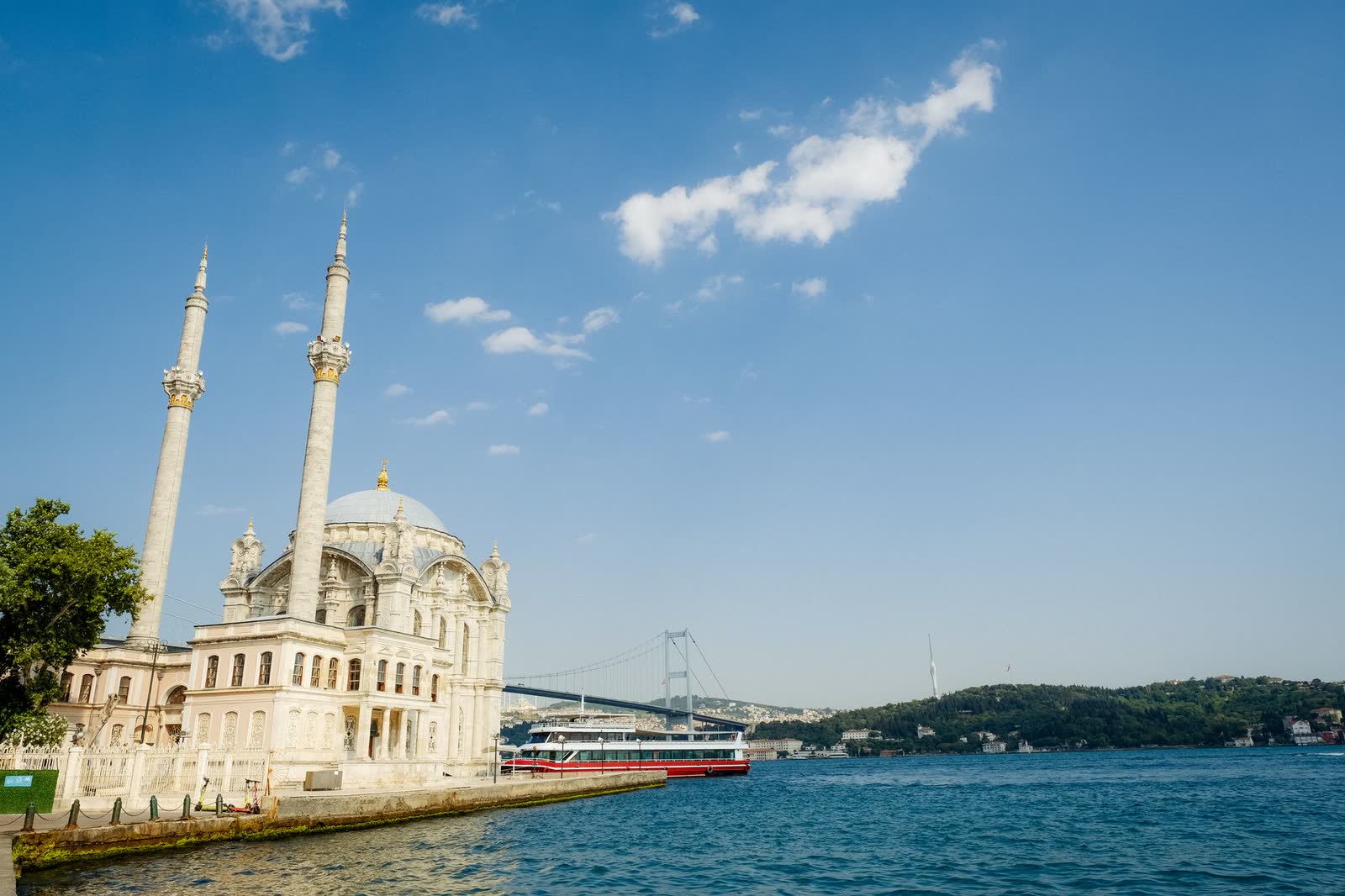 Mesquita de Ortaköy à beira do Bósforo, com a ponte ao fundo, em Istambul