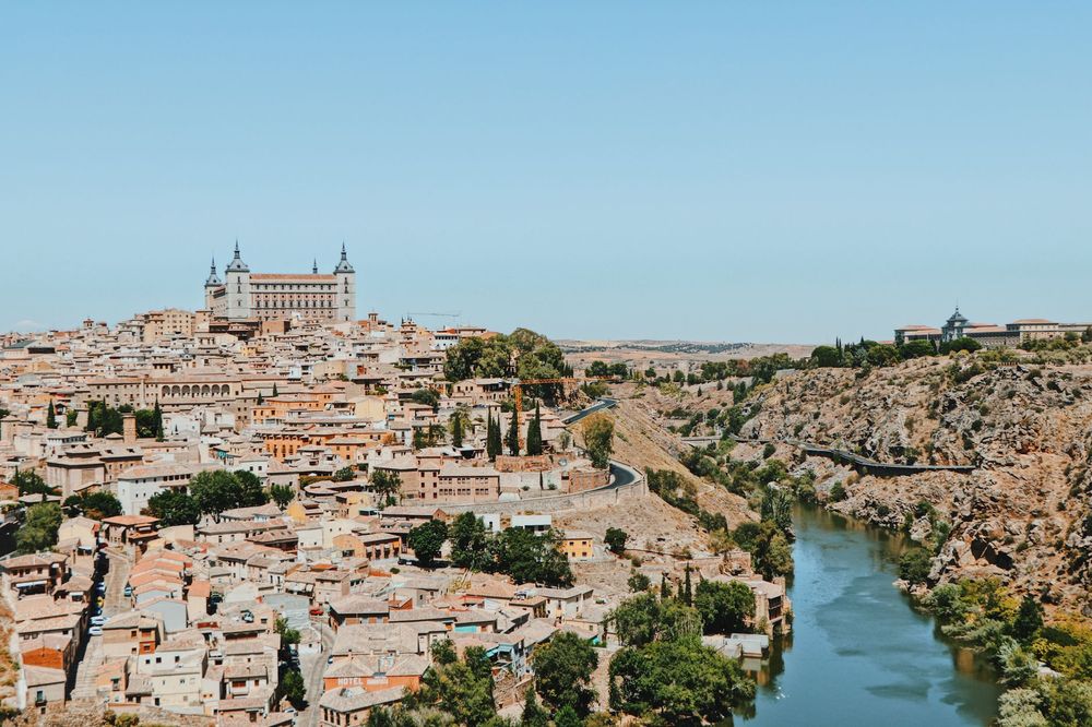 Toledo vista do alto, com o Alcázar no ponto mais alto e o Rio Tejo contornando o casario