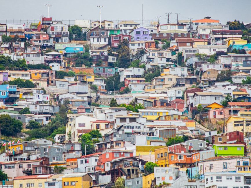Encosta de morro coberta por casinhas de várias cores em Valparaíso