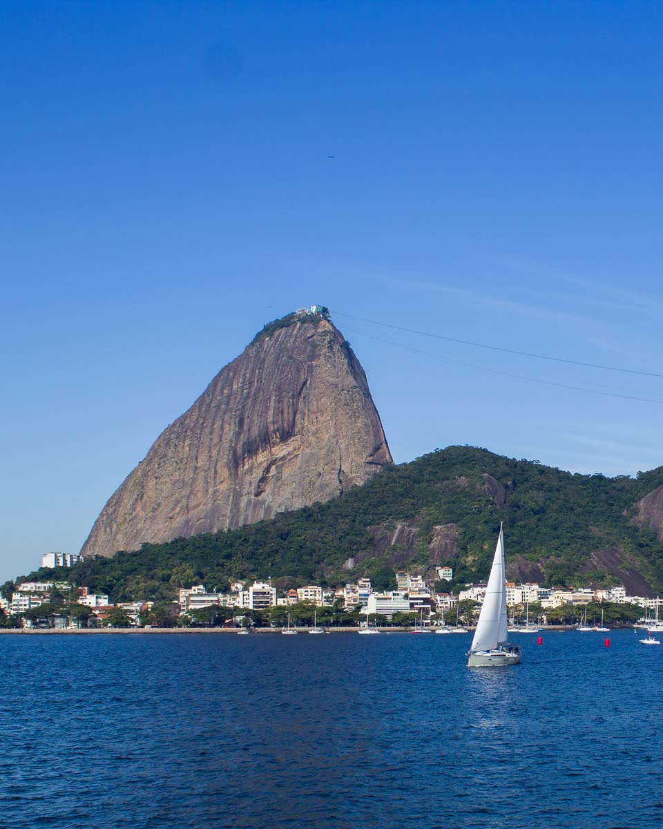 Pão de Açúcar, no Rio de Janeiro, visto do mar com um veleiro